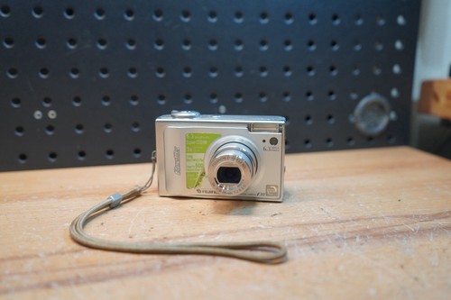 (G) Fujifilm FinePix F10 Silver 6.3MP 3X Optical Zoom Digital Camera. CRACKED