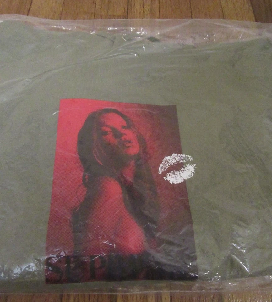 Sudadera con Capucha Supreme Kate Moss Talla Grande Oliva Claro FW24 Supreme Nueva York Foto 2 de 4