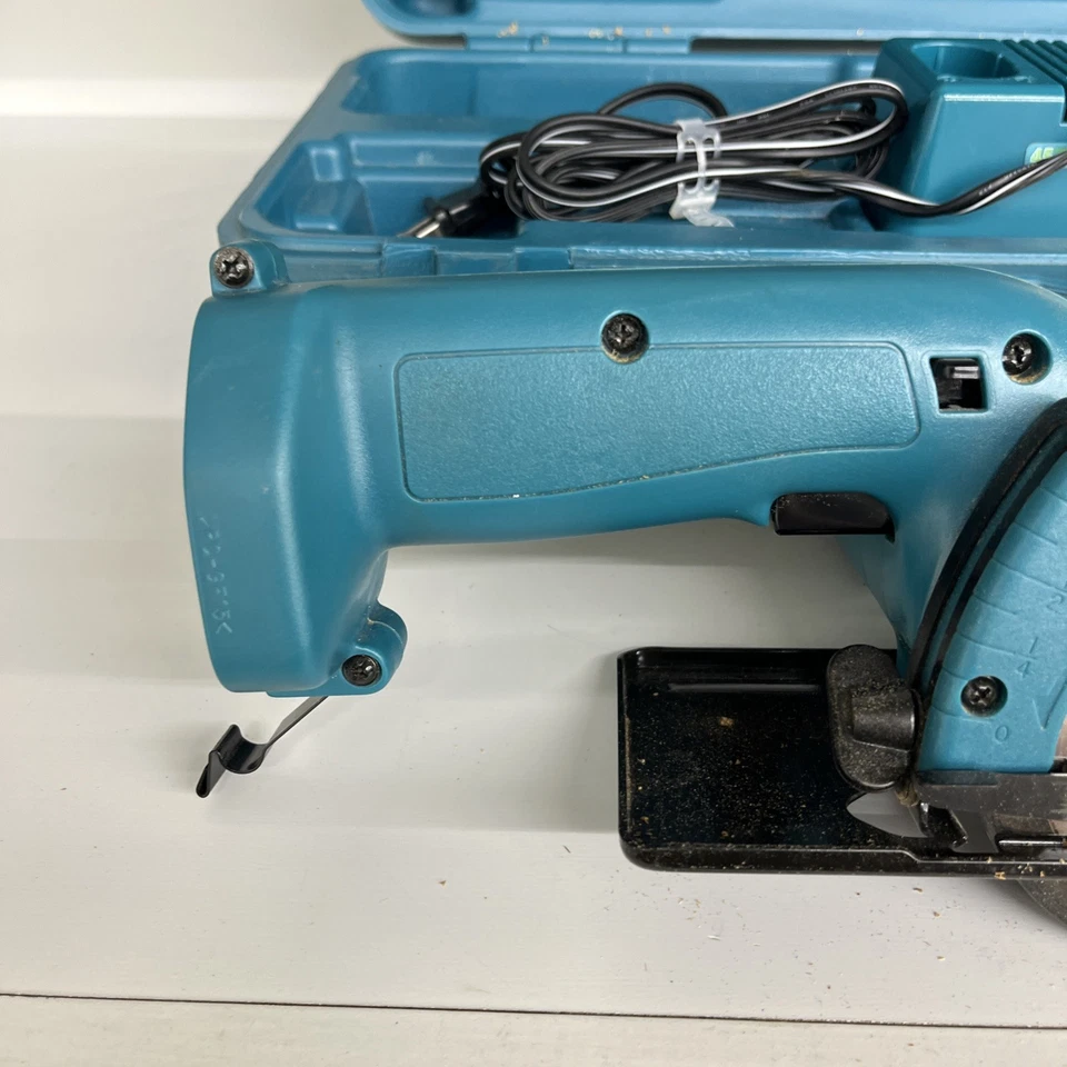 Kit de Sierra Circular Inalámbrica Makita 5091D 12V con Cargador y Estuche - Probado Foto 3 de 4