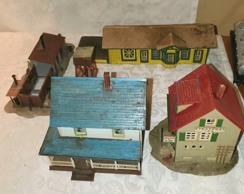 AMB SANTA FE Freight Station +4 Buildings HO Scale Inn, House, Water-tower, Pump - Image 3 of 4