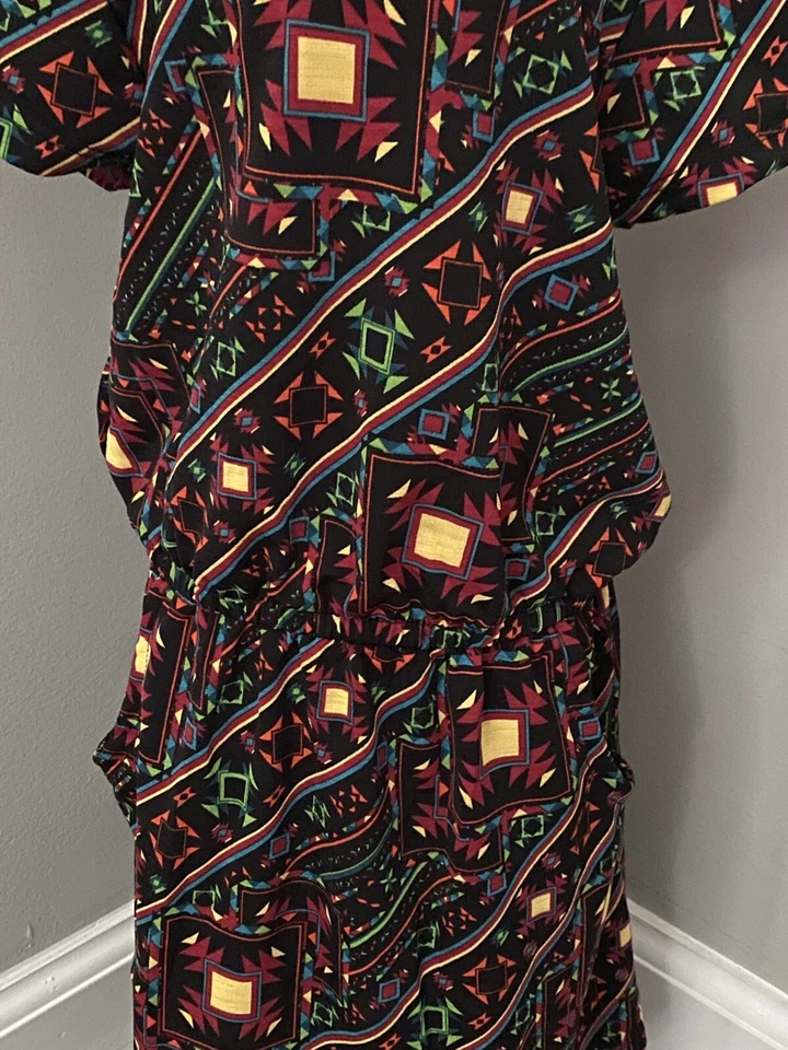 LuLaRoe девочек Kids размер 4 розовый Mae платье геометрический, красный, зеленый, желтый ̼95%/5% - Изображение 2 из 4