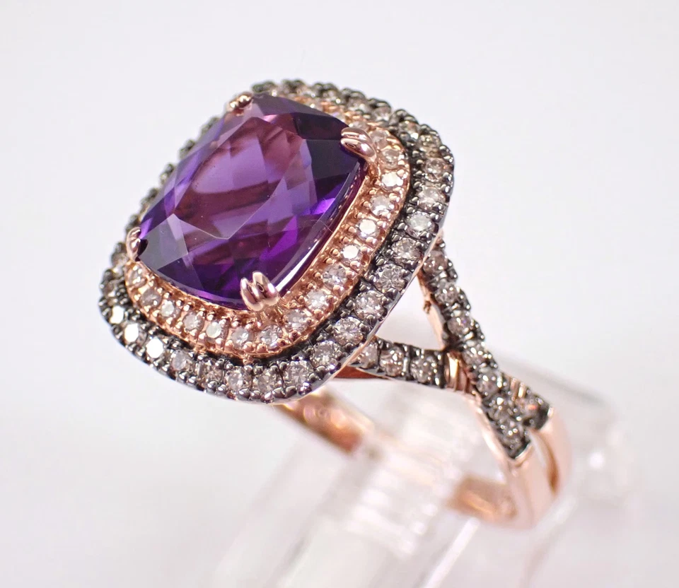 Anillo de compromiso con halo de amatista creado en laboratorio de corte cojín de 3 quilates enchapado en oro rosa de 14 quilates Foto 3 de 4