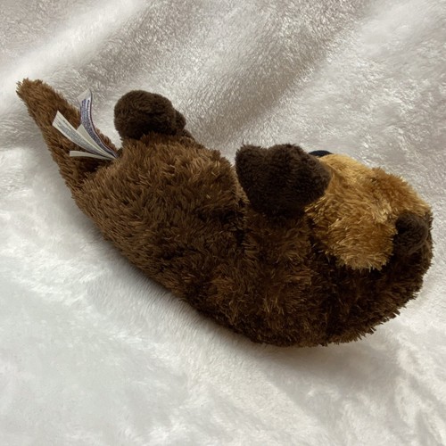 Peluche de nutria de río Aurora 7" marrón acostado sobre espalda suave difuso - Imagen 5 de 8