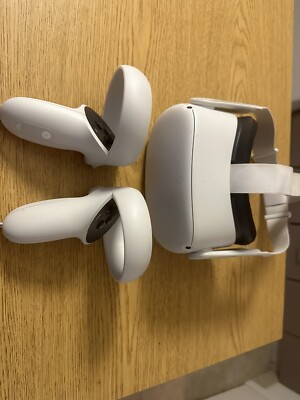 oculus quest 2 128 GB slightly used, white with controllers and charger