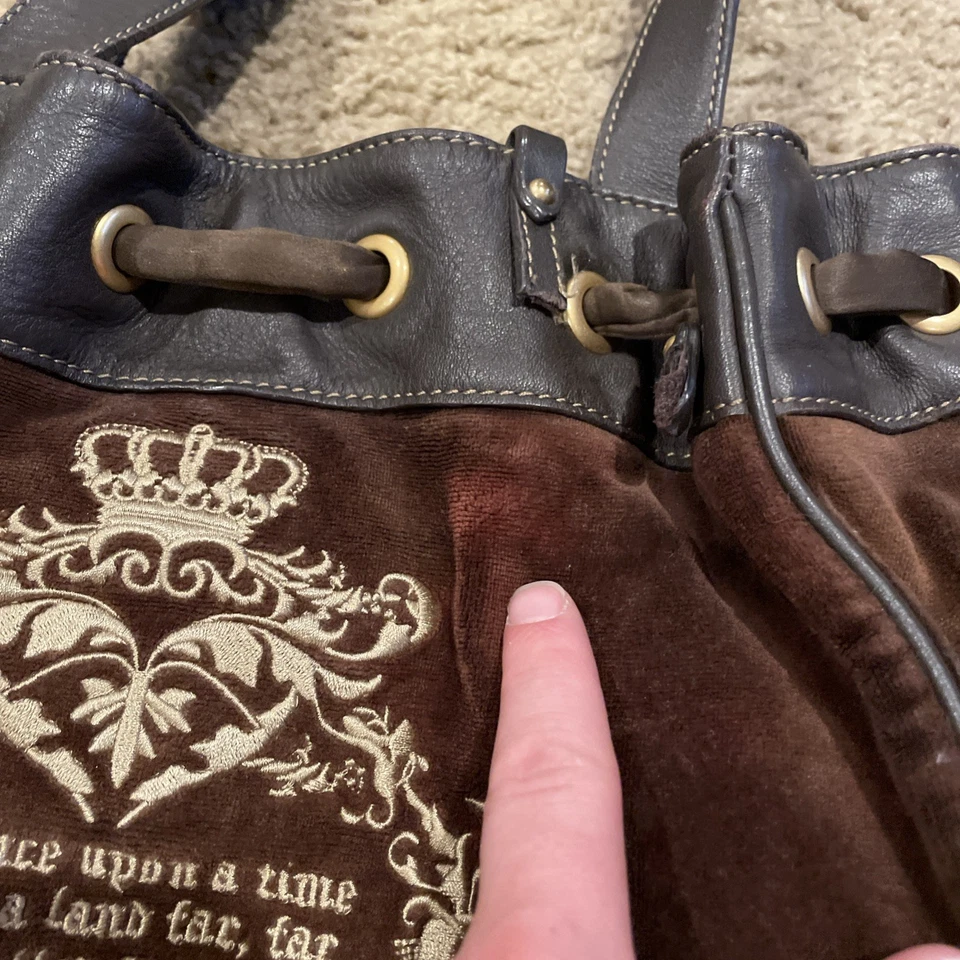 Bolso Cartera Daydreamer "Érase una vez" Terciopelo Juicy Couture De Colección Y2K Marrón Usado en Excelente Condición Foto 3 de 4