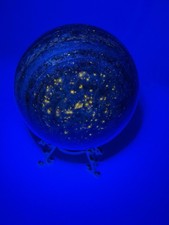 Fluoreszierende Lapislazuli Kugel –88 mm, 1180 g mit Goldfarbigem Halter –