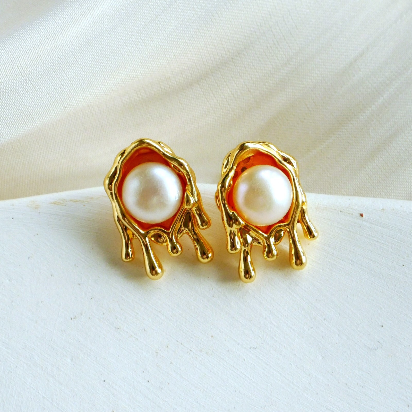 Pendientes de bola de fuego de perlas de agua dulce reales, pendientes de pernos líquidos por goteo de agua de harina