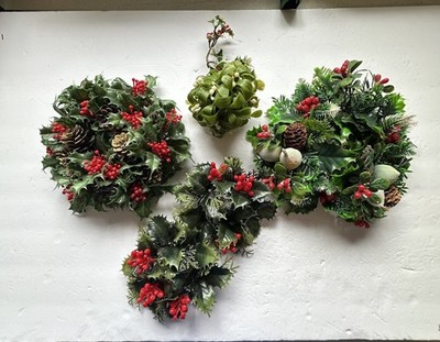 VTG Plastic Christmas Candle Ring Wreaths Lot Of 4 And VTG Mistletoe Ball