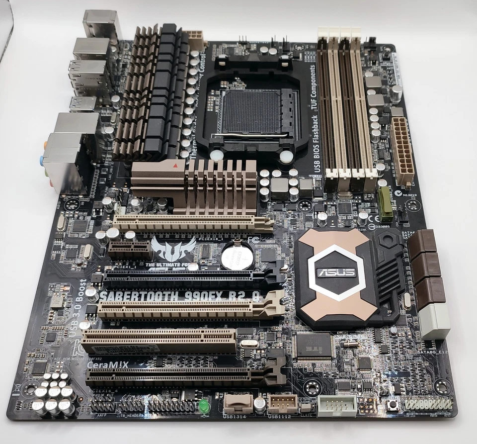 2012 Asus Sabertooth 990FX R2.0 Socket AM3+ atx ddr3 + i/o shield testée - Image 2 of 4