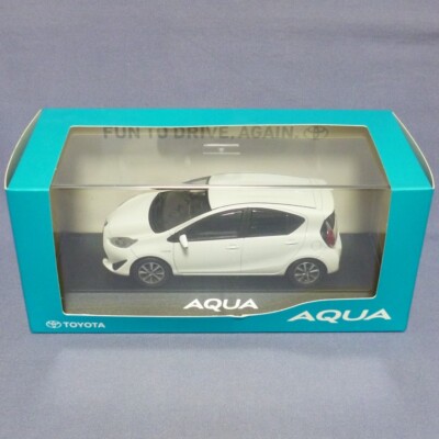 1/30 TOYOTA AQUA 2017 LIME WHITE PEARL PRIUS C MODEL CAR For ages 17 & up