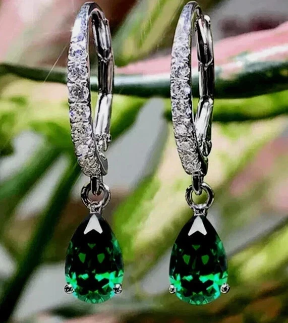 Pendientes colgantes/gotas de diamantes esmeralda creados por Pera Lab de 3 quilates enchapados en oro blanco de 14 k Foto 2 de 4