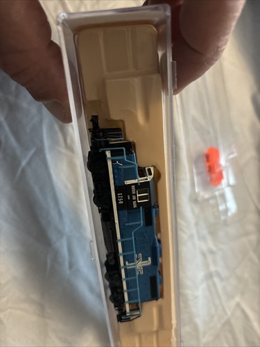 Life Like 7133 N gauge EMD GP18 diesel loco in Boston & Maine livery - Picture 4 of 4