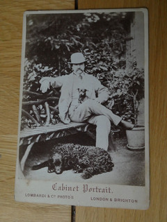 Viktorianisches Kabinettfoto eines Mannes mit zwei Hunden von Lombardi