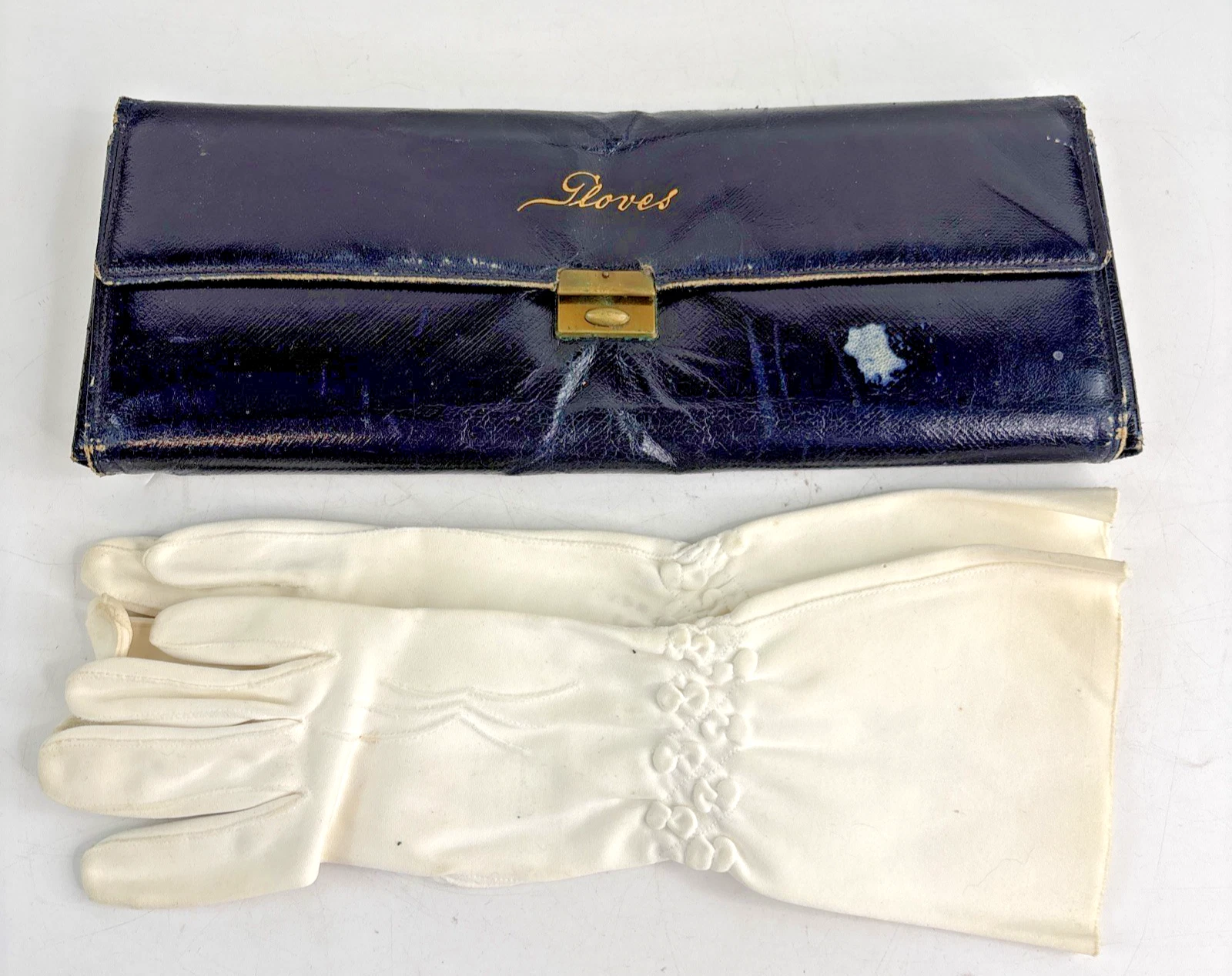 Antique Vintage Ladies Leather Glove Case Folding Traveling Clutch w/ gloves
Opens in a new window o