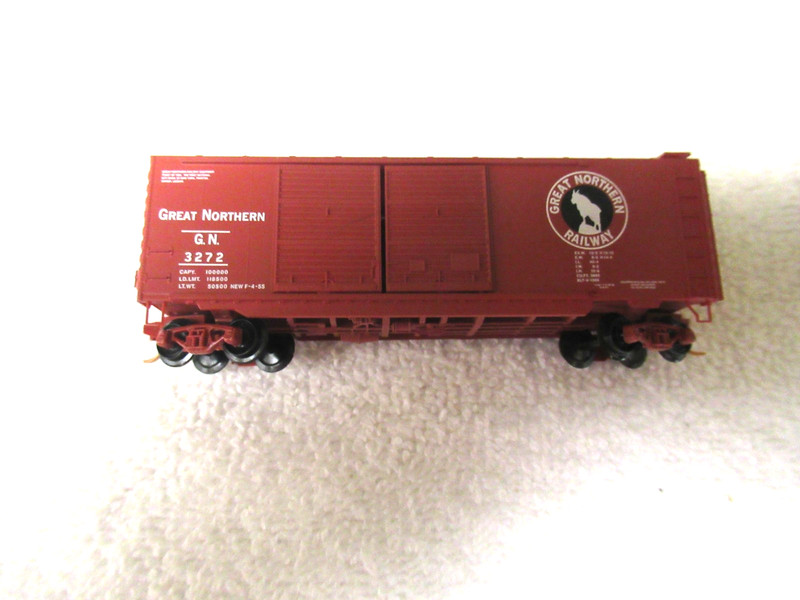 N SCALE MICRO TRAINS GREAT NORTHERN GN 3272 BOX CAR
