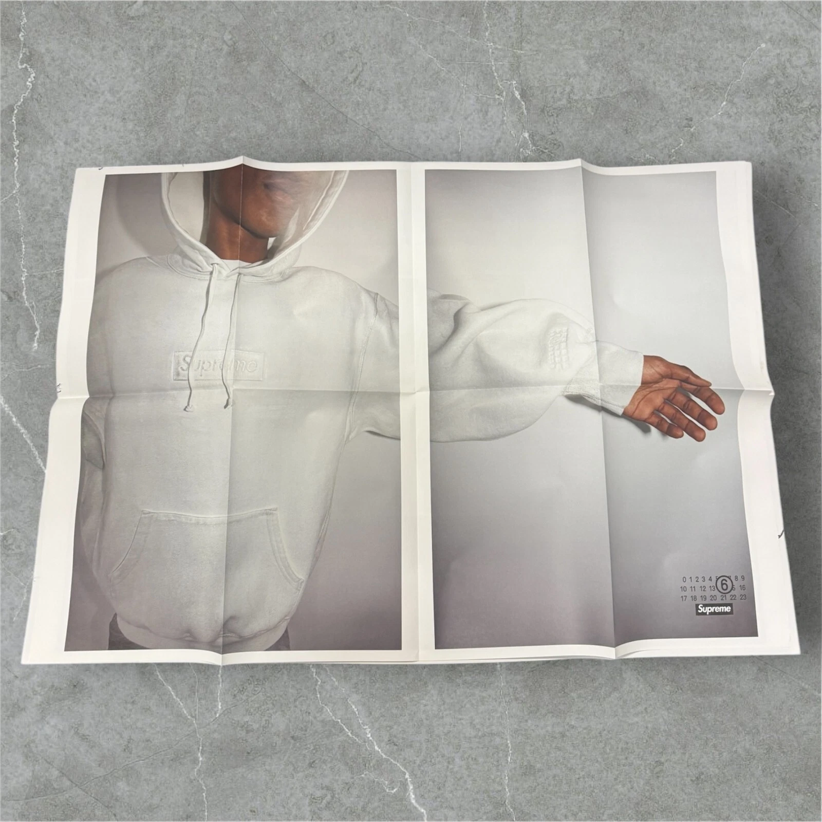 Supreme x MM6 Maison Margiela Hoodie affiche double face SS24 (26 x 38 po)