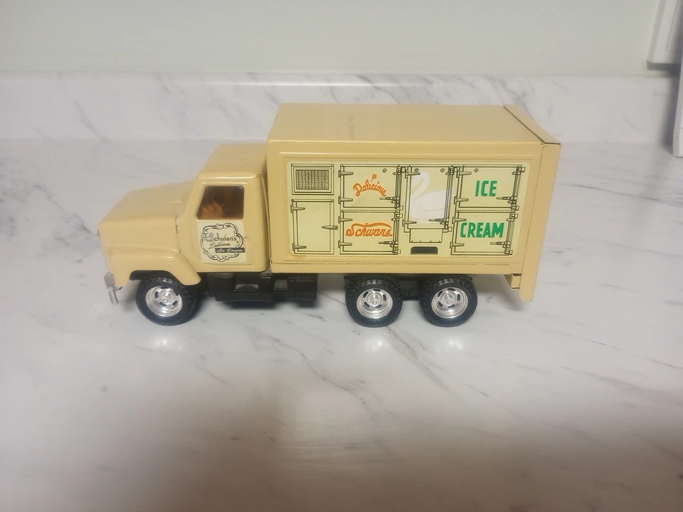 Camión de helados Schwans International de acero prensado Ertl de colección Foto 2 de 4