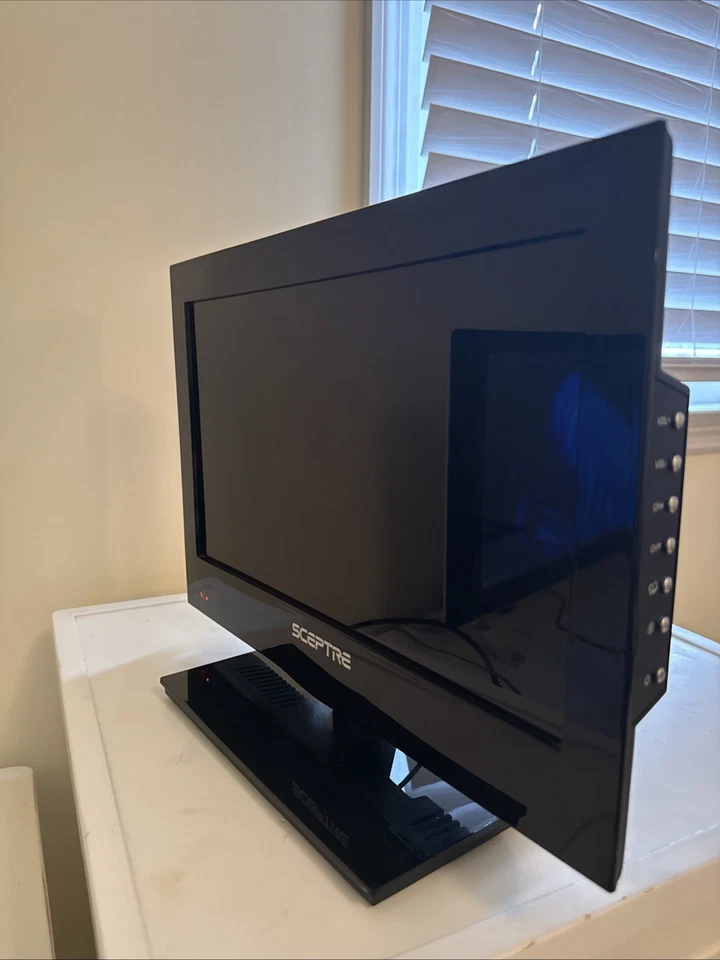 Sceptre E165BV 16in LED HDTV With AC Adapter And Remote Tested Works - Image 4 of 4