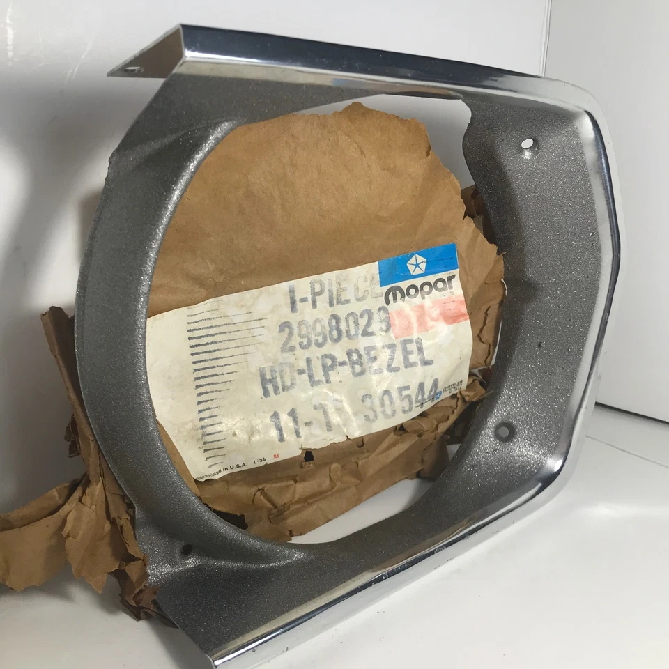 NOS 1970 Plymouth Duster Valiant LH HEADLAMP BEZEL 2998029 Textured Argent MOPAR Foto 2 de 4