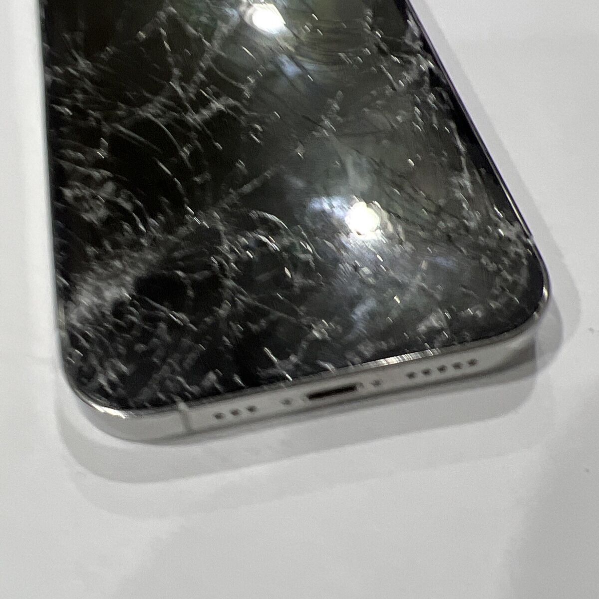 Apple iPhone 14 Pro 128GB Silver (T-Mobile) - Cracked Front Apple iPhone 14 Pro 128GB Silver (T-Mobile) - Cracked Front