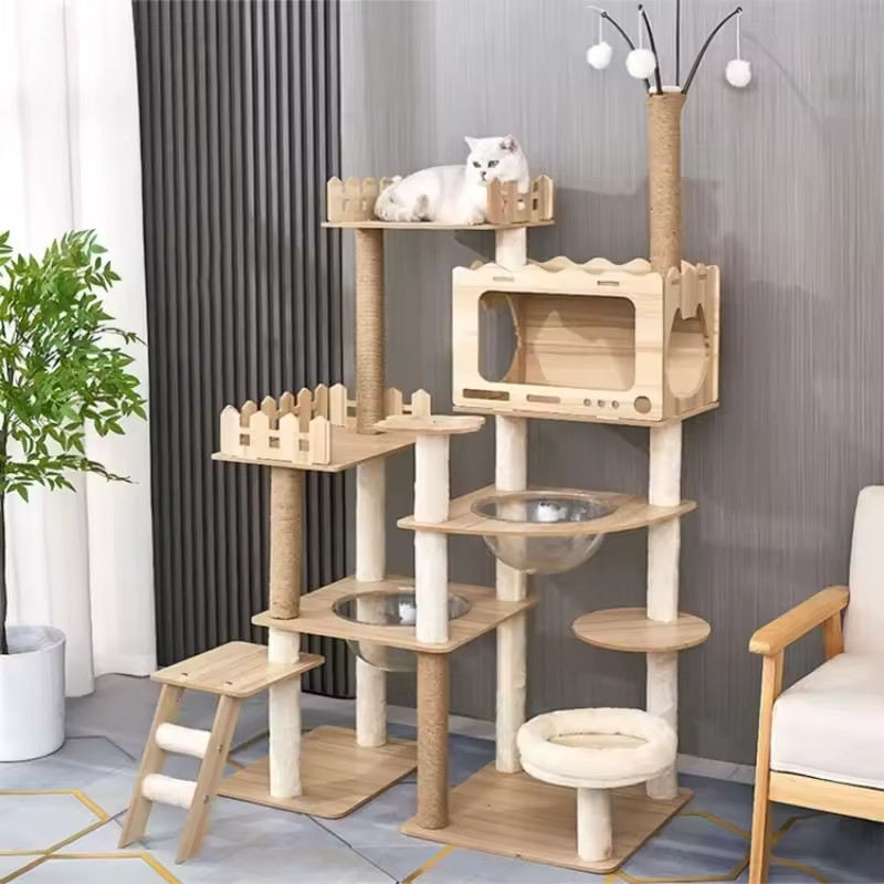 Arbre à chat moderne en bois et son griffoir intégré pour un chat épanoui en appartement