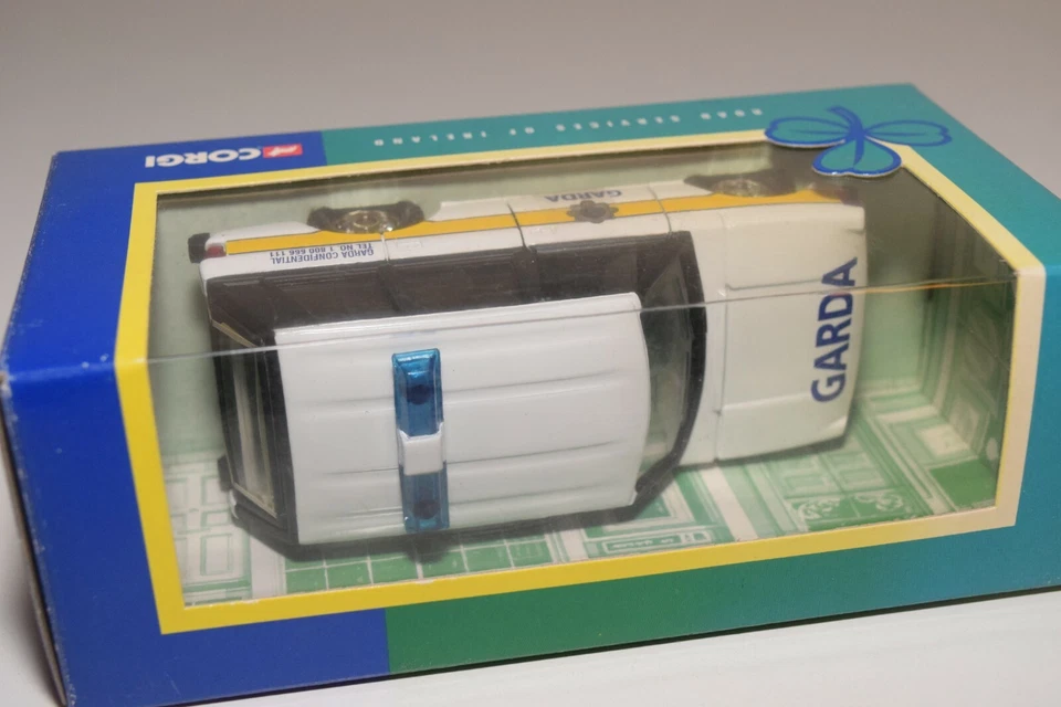 A18 1:36 CORGI TOYS TY82801 RANGE ROVER IRELAND POLICE GARDA MIB - Immagine 2 di 4