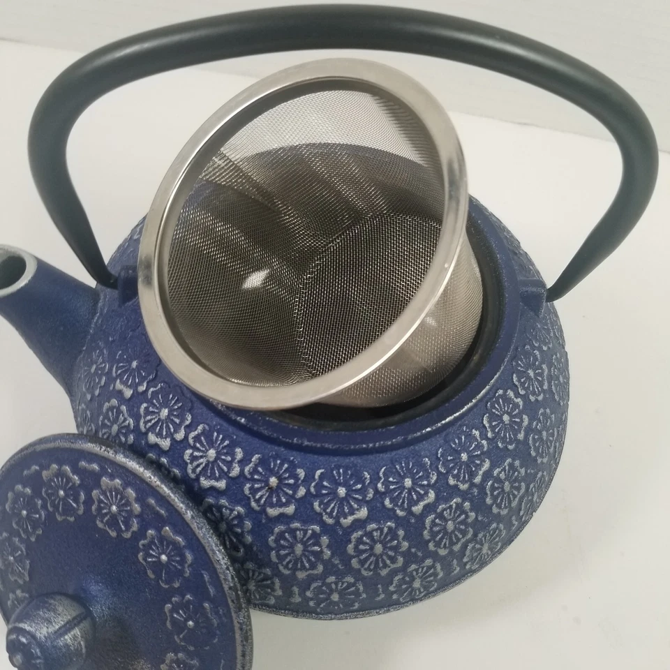 Tetera japonesa de hierro fundido con infusor para bolsas de té y hojas sueltas azul floral Foto 2 de 4