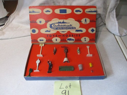 1940s Authenticast figures in box R 123, Street sceneLionel show room layout