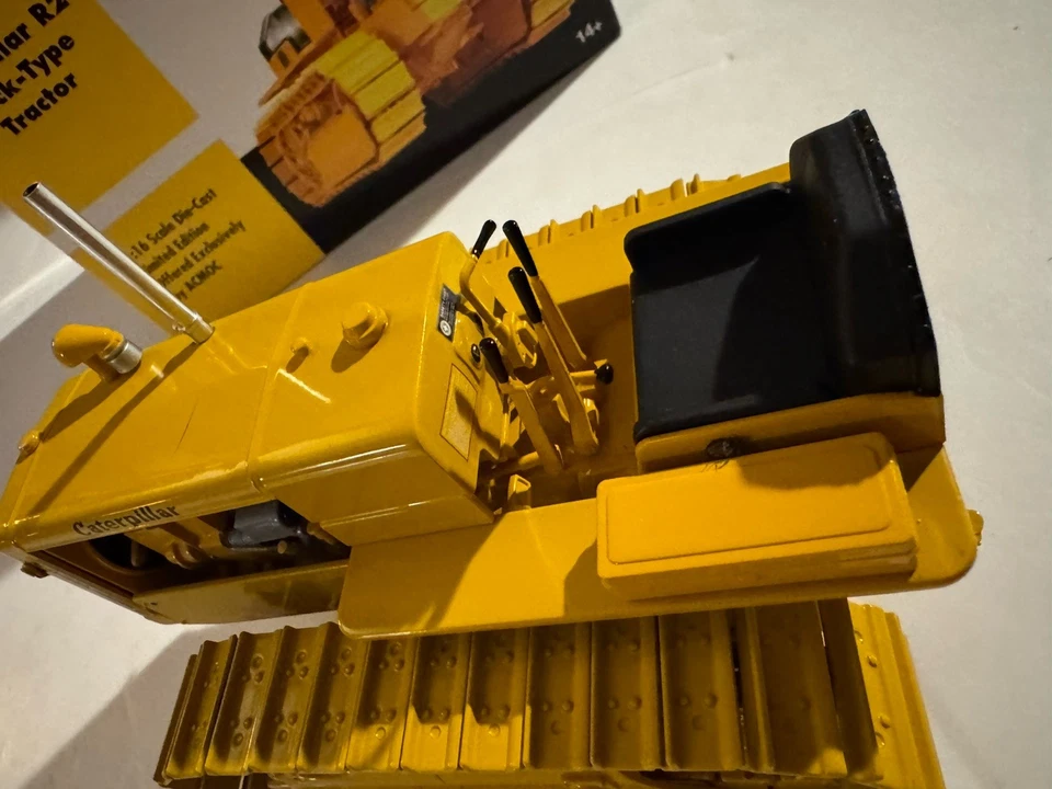 SpecCast 1:16 scale Caterpillar R2 Track-Type Tractor w/Box - Image 4 of 4