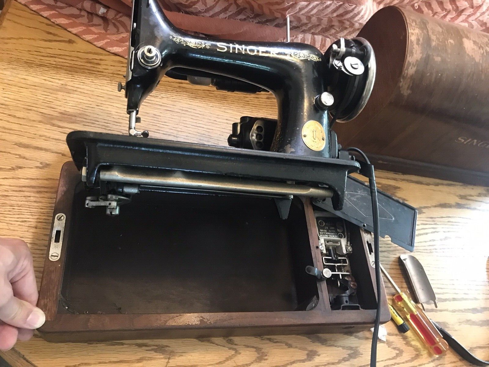 Singer Sewing Machine, Knee Control, Light, Bentwood Case without Key