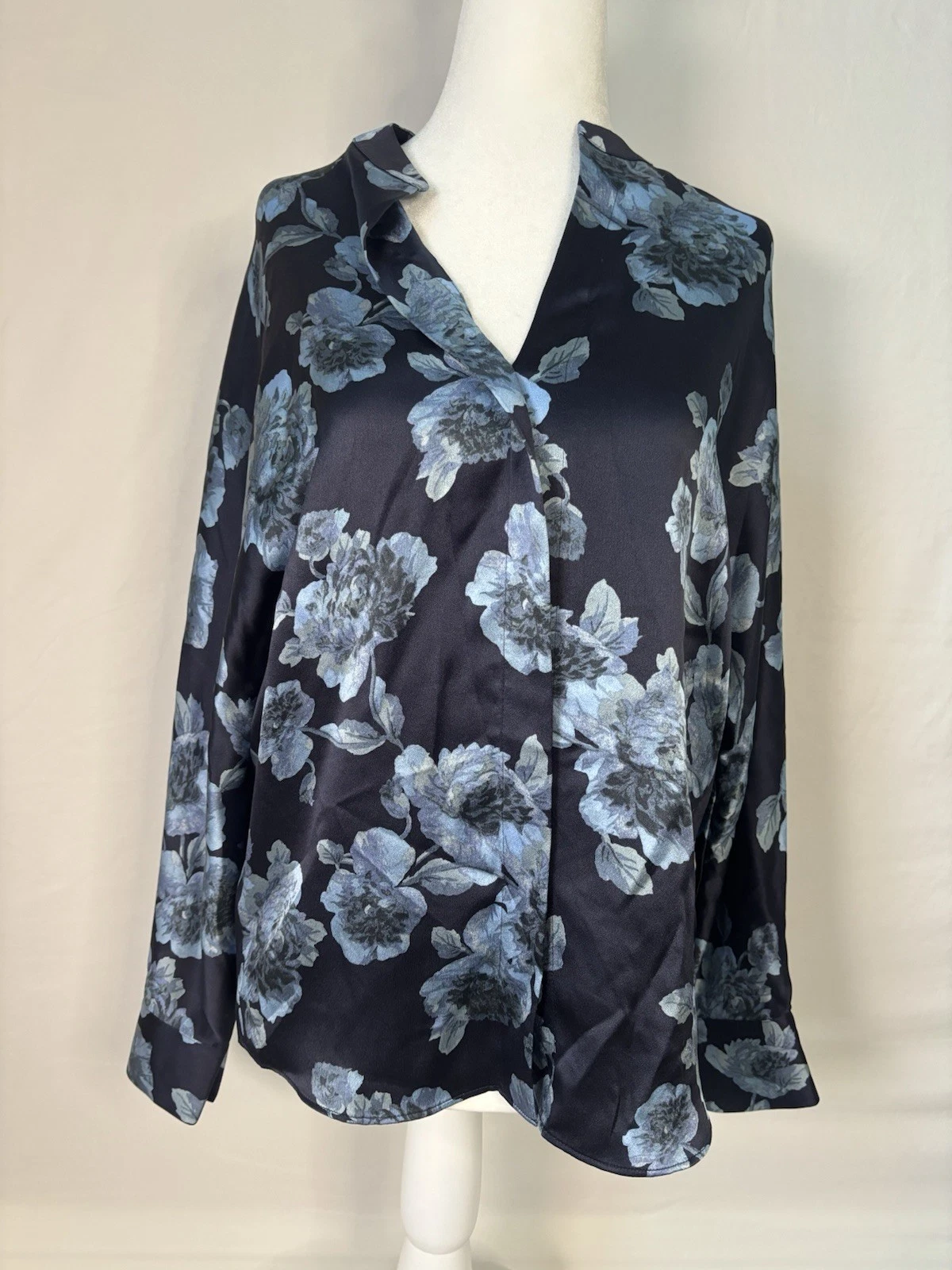 vince. 100% silk blue floral button up blouse size xxs petite