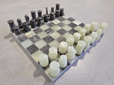 Exquisites Schachspiel aus Onyx und Marmor   Handgefertigt 24cm