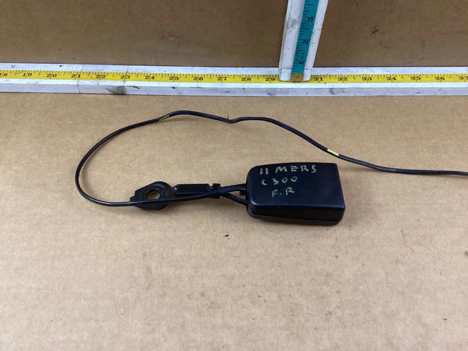 Mercedes-Benz C300 2008-2014 hebilla de cinturón de seguridad del lado del pasajero delantero derecho OEM Foto 3 de 4