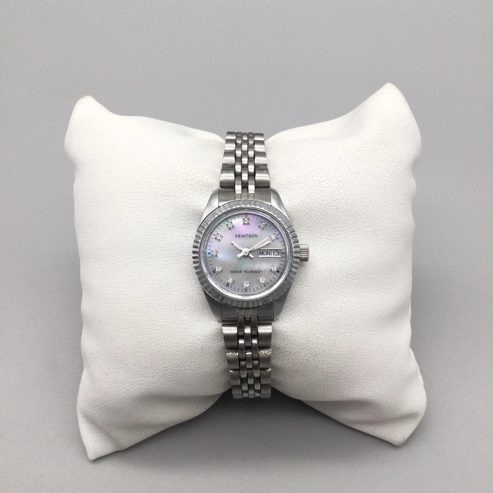 Reloj Armitron Mujer Día Fecha Madreperla Esfera Tono Plateado Batería Nueva 7" Foto 2 de 4