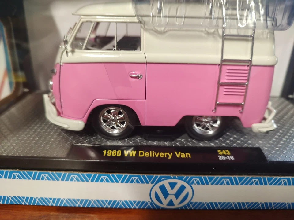 2025 M2 MÁQUINAS 2025 VW "THINK SMALL" 1960 VW FURGONETA DE REPARTO 1/24 ROSA/blanco🆕S43 Foto 2 de 4
