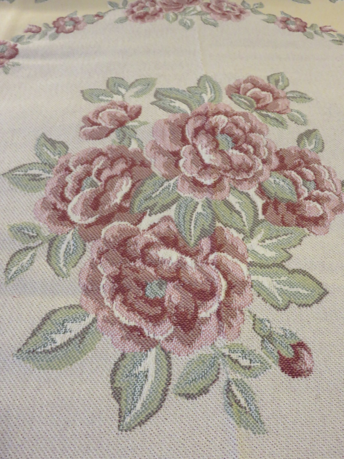 DOMESTICATIONS HOME FASHIONS MACHINE EMBROIDERED QUEEN QUILT MADE IN