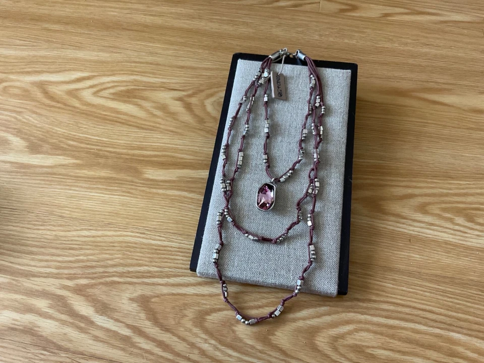 全新带标签 Uno de 50 皮革/镀银珠/粉色施华洛世奇领“I Will Survive”