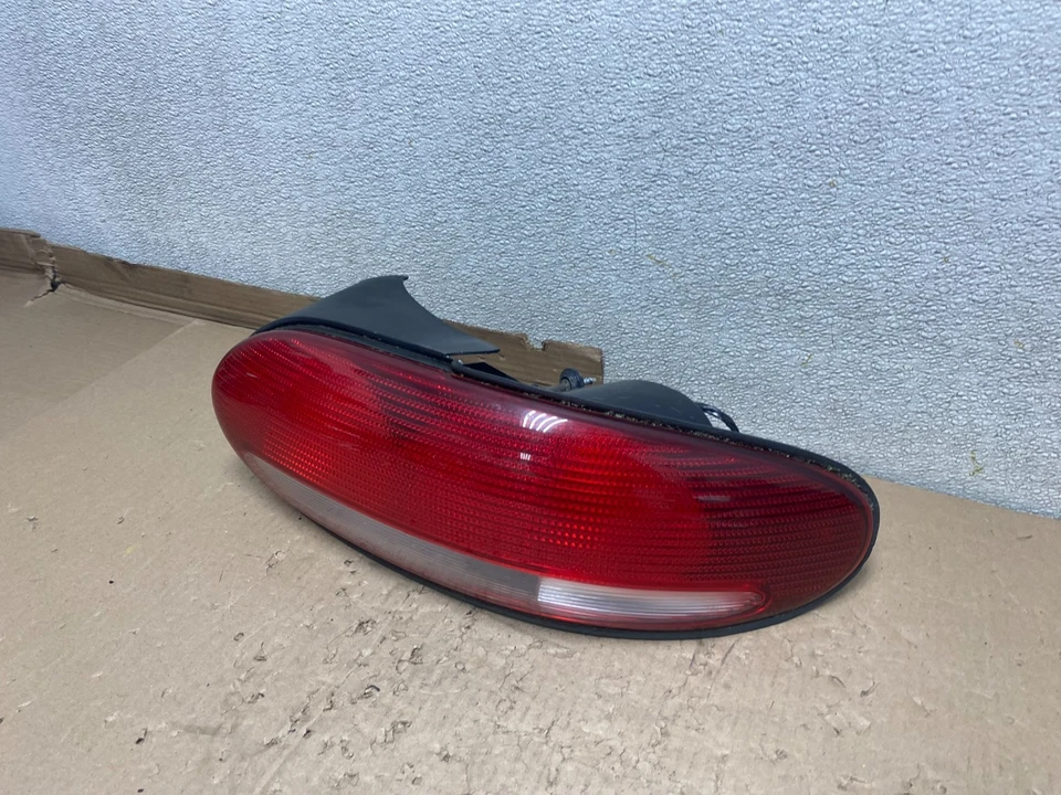 Задний фонарь правосторонний со стороны пассажира для Chrysler Sebring 1996-2000 годов выпуска U1285 DW - Изображение 2 из 4