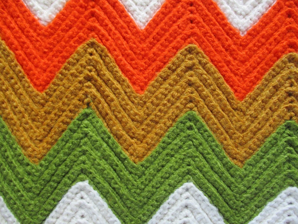 复古钩针阿富汗绿色和橙色 70 年代流苏雪佛龙条纹毛毯 — 第 4/4 张图片