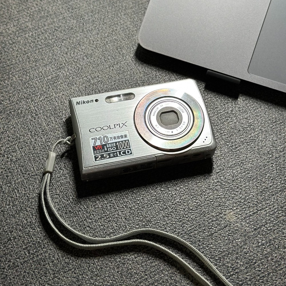 Nikon COOLPIX S200 CCD Digital Camera 7.1MP 3x Optical Zoom