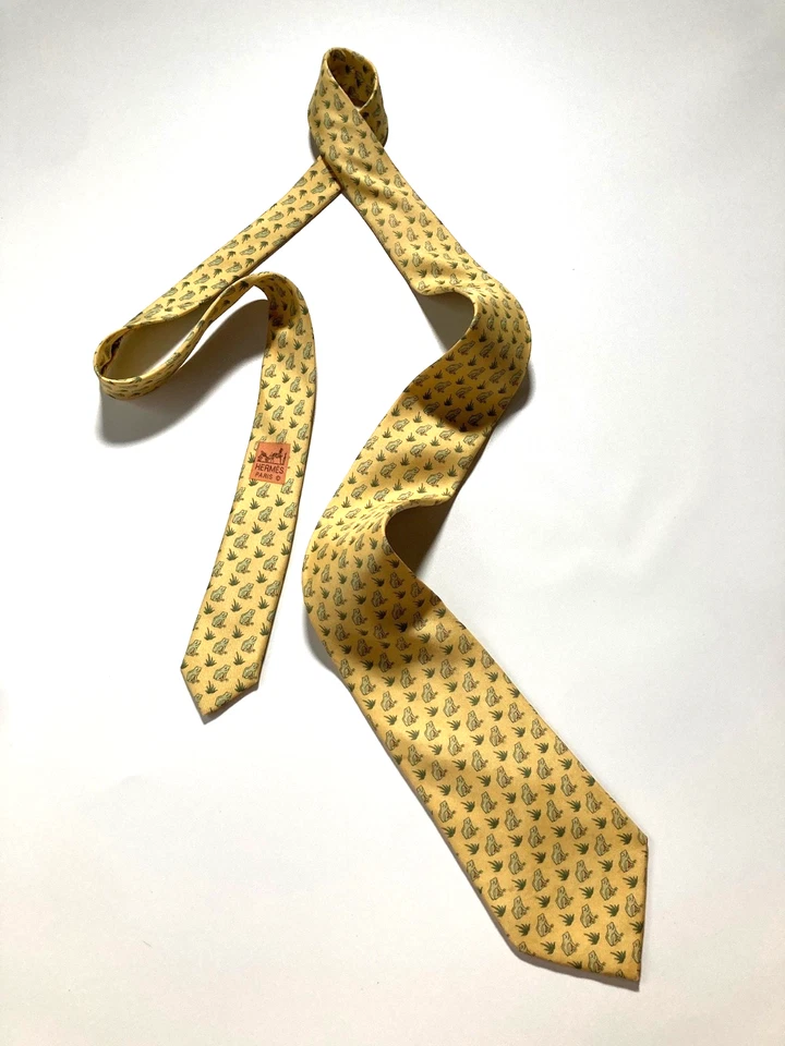 HERMES RANA VINTAGE EN EL CAMPO CORBATA SAPO HIERBA ANIMAL SALVAJE GAMA ALTA FRANCIA AMARILLO Foto 3 de 4