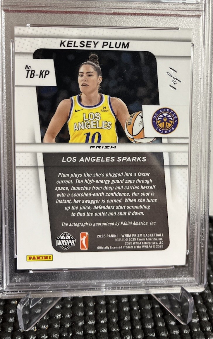 Kelsey Plum 2025 Panini Prizm WNBA Gold Vinyl Throwback Sig Auto 1/1 PSA 8 view 2