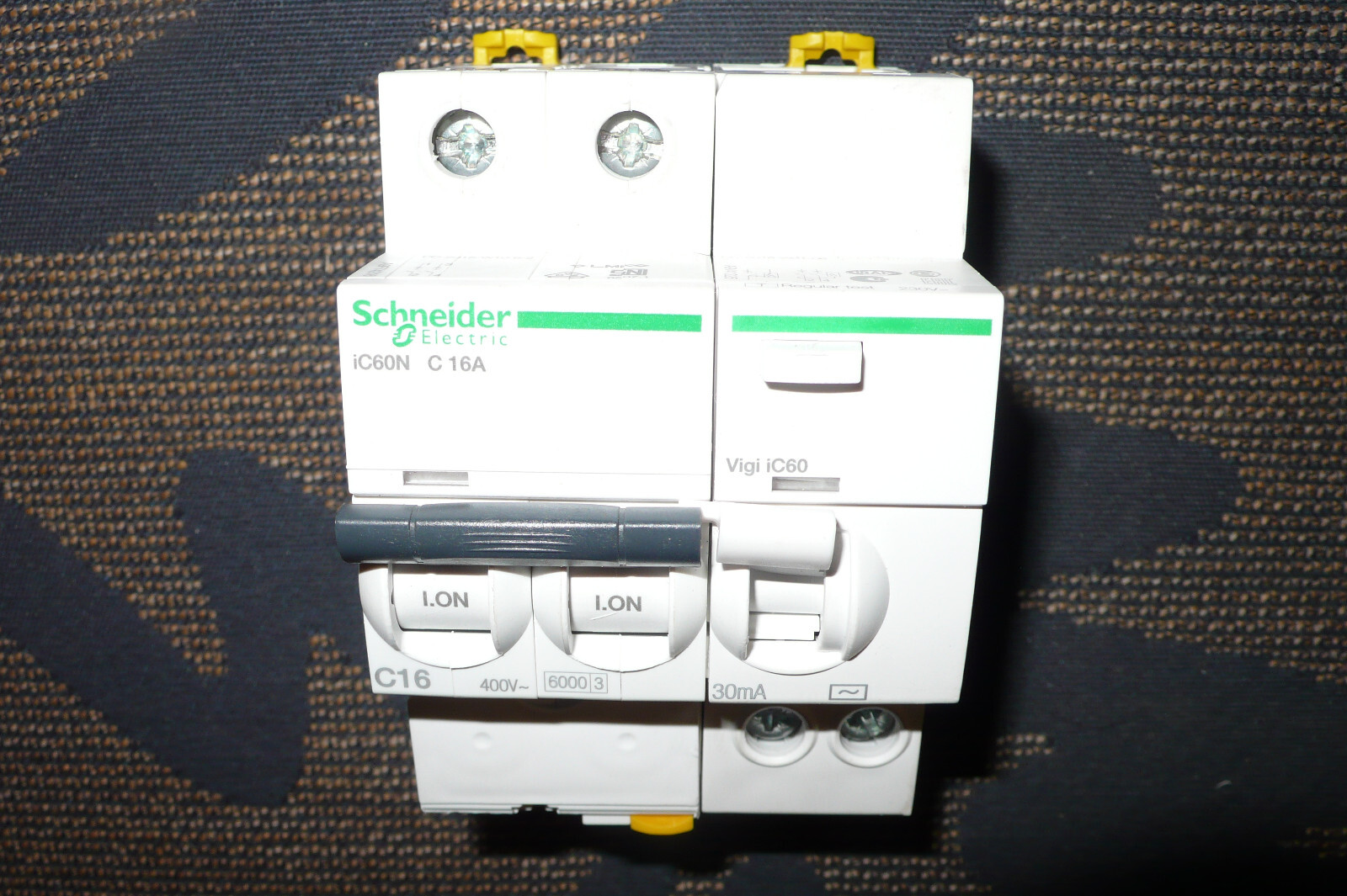 Disjoncteur Schneider C16A 30mA idéal pour sécuriser les prises de la cuisine