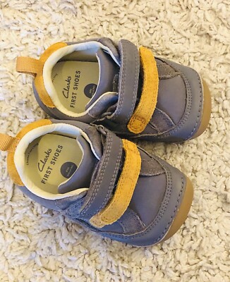 Clarks Tiny Fawn Jungen Kleinkind Lauflernschuhe erste Schuhe grau & senf 4 1/2 F