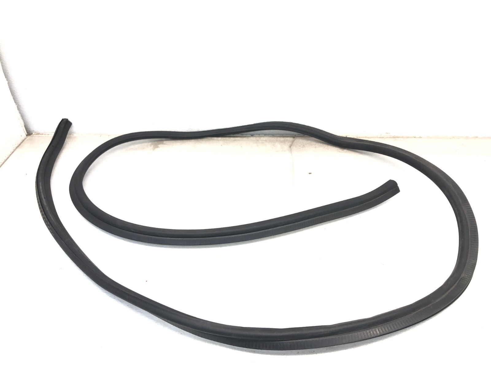 2017-2022 MASERATI LEVANTE FRONT HOOD BONNET WEATHERSTRIP SEAL OEM