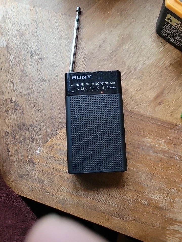 Portable AM/FM Radio - Thumbnail 3