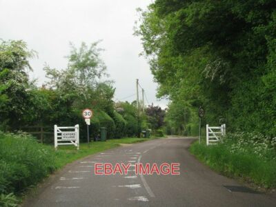PHOTO  APPROACH TO ICKFORD VILLAGE  2010