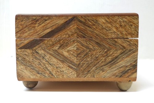 Antique PARQUETRY INLAID WOOD TRINKET BOX BASKETWEAVE Pattern Hinged Lid 5.5" Lg - Picture 8 of 9