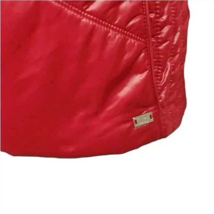 Chaleco Lucy Acolchado Color Frambuesa Puffer Chaqueta Talla Mediana Cremallera y Cierre a Presión Foto 2 de 4