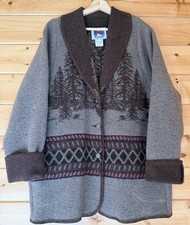 Abrigo de lana mediano para mujer Wooded River Clothing Company con cuello escena forestal
